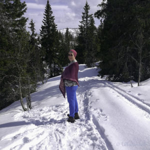 Marianne står i snøen og syner fram heksatonsjalet.